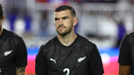Kurz vor dem Start der Fußball-Weltmeisterschaft wurde der Neuseeländer Tim Payne in den sozialen Medien zum viralen Hit. Lutz Pfannenstiel nimmt die fußballerischen Grenzen des plötzlich weltbekannten Außenverteidigers genauer unter die Lupe.