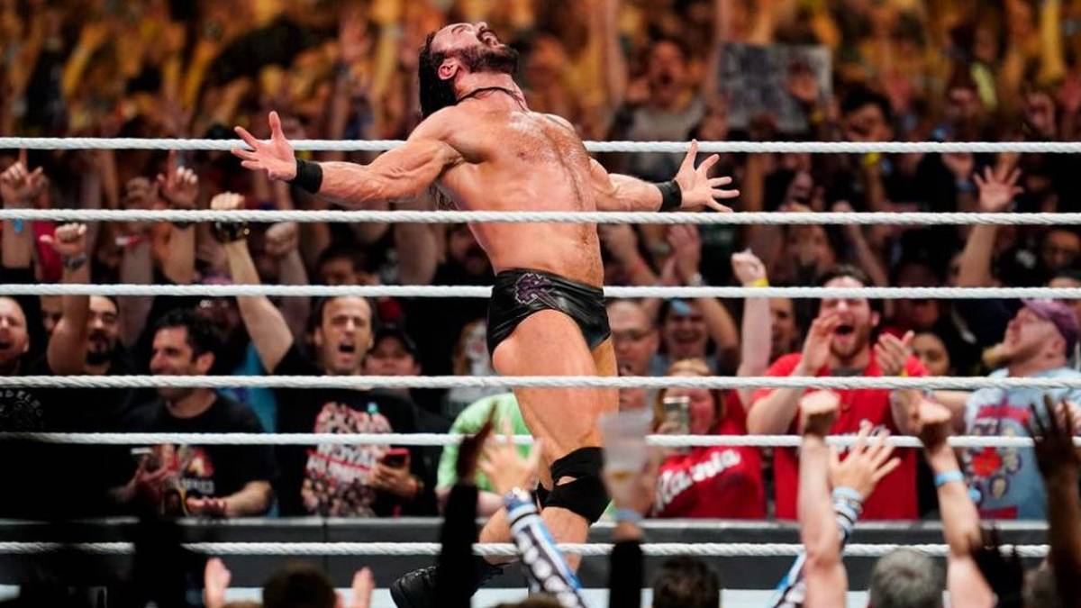 Doch an diesem Abend ist McIntyre nicht zu schlagen. Der 34-Jährige befreit sich, verpasst Reigns seinen Claymore Kick und wirft ihn über das oberste Seil. Danach brüllt er seine ganze Freude heraus und dreht sich jubelnd im Kreis