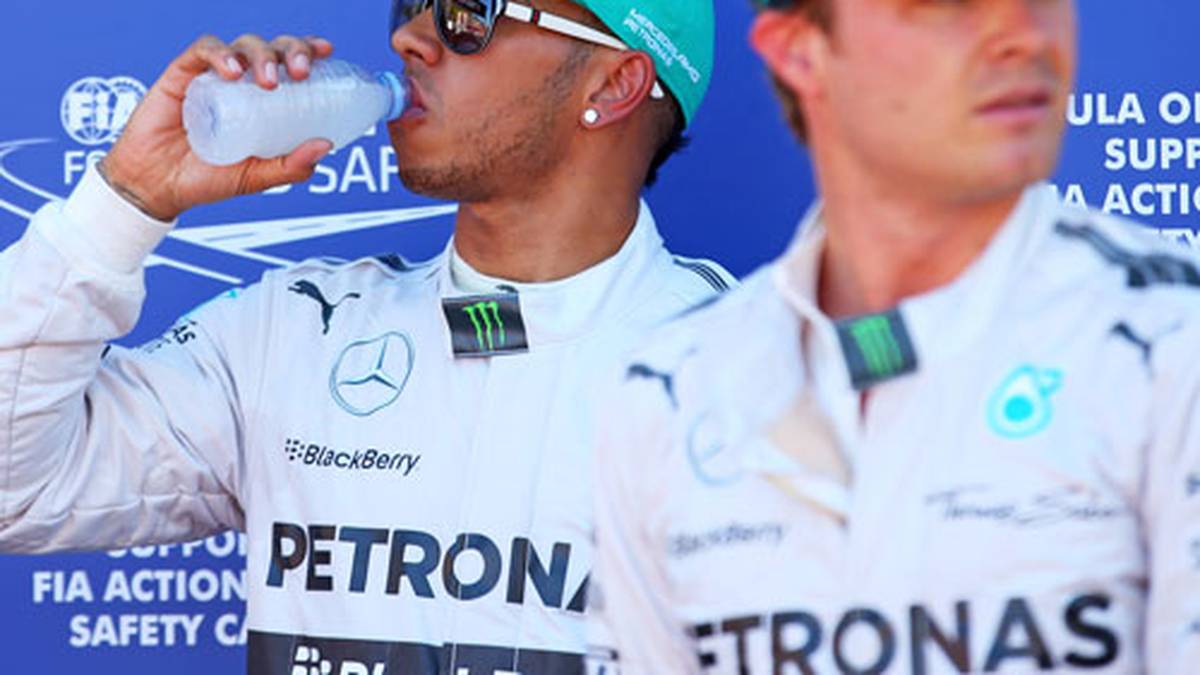 ...doch dann bremst Rosberg in der Mirabeau-Kurve zu spät und fährt geradeaus, in eine kurze Auslaufzone. Weil das Auto eine Gefahr darstellt, schwenken die Streckenposten die Gelbe Flagge. Alle Fahrer müssen vom Gas, auch Hamilton. Dessen Chance auf die Pole ist dahin, Rosberg holt sich am Sonntag den Sieg und bricht die Serie des Briten