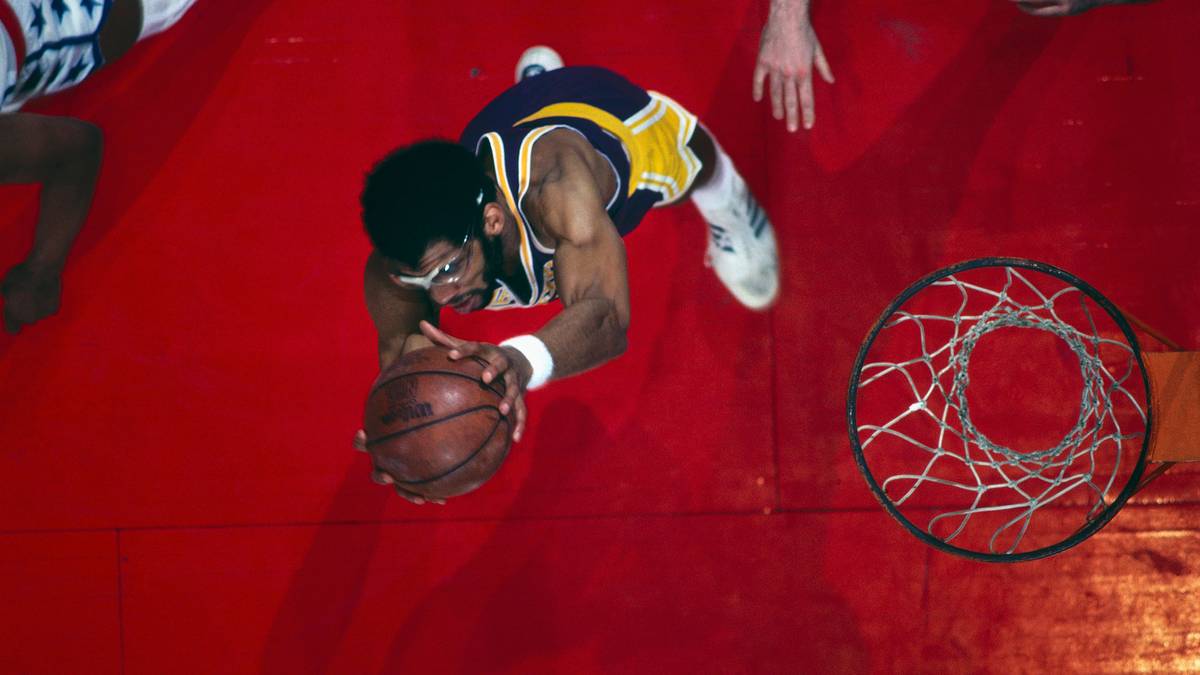 In seinen letzten drei NBA-Jahren erreichten die Lakers die Finals, Detroit verdarb ihm 1989 den Three-Peat zum Ausstand. Die Pistons um Dennis Rodman schlugen die Lakers mit 4:0. Als er aufhörte, hatte niemand mehr Spiele, Minuten, Punkte oder getroffene Würfe auf dem Konto als Abdul-Jabbar