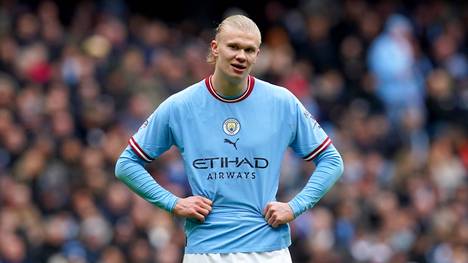 ManCity-Star Erling Haaland wird mit dem Smartphone hinter dem Lenkrad erwischt, während er mit seinem 300.000 Pfund teuren Rolls Royce durch die Straßen Manchesters fährt. 