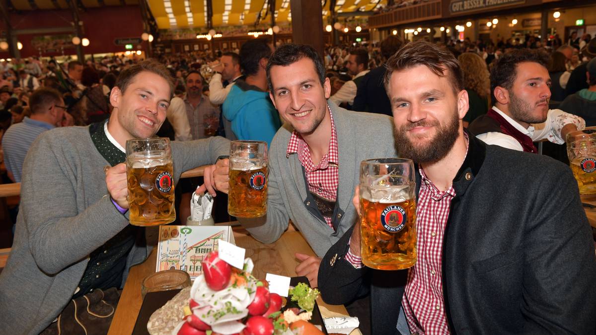 Die Basketballer des FC Bayern München lassen sich das feucht-fröhliche Treiben natürlich ebenso wenig entgehen. Mit dabei sind  (v.l.n.r.) Petteri Koponen und die zwei deutschen Nationalspieler Paul Zipser und Danilo Barthel - beide spielten bei der WM dieses Jahr