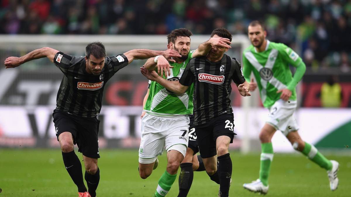 Was nicht heißen soll, dass zwischendurch nicht auch noch ein bisschen gefightet wird: Hier übertreiben es (v.l.) Marc Torrejon, Daniel Caligiuri und Sascha Riether allerdings ein bisschen