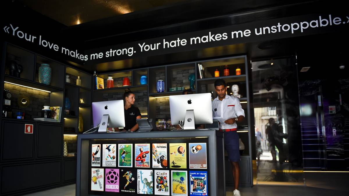 Auch im Inneren geht die Ego-Show weiter. Über der Rezeption ist in großen Lettern ein Ronaldo-Zitat zu lesen: "Eure Liebe macht mich stark. Euer Hass macht mich unaufhaltbar"