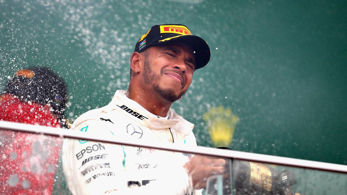 RENNEN 4 - ASERBAIDSCHAN: In Baku macht Hamilton erstmals die volle Punkteausbeute klar und springt auch in der Gesamtwertung am Deutschen vorbei. Er profitiert dabei vom Reifenschaden seines Teamkollegen Valtteri Bottas. Vettel verpasst nach einem Fehler trotz Pole Position die Top Drei