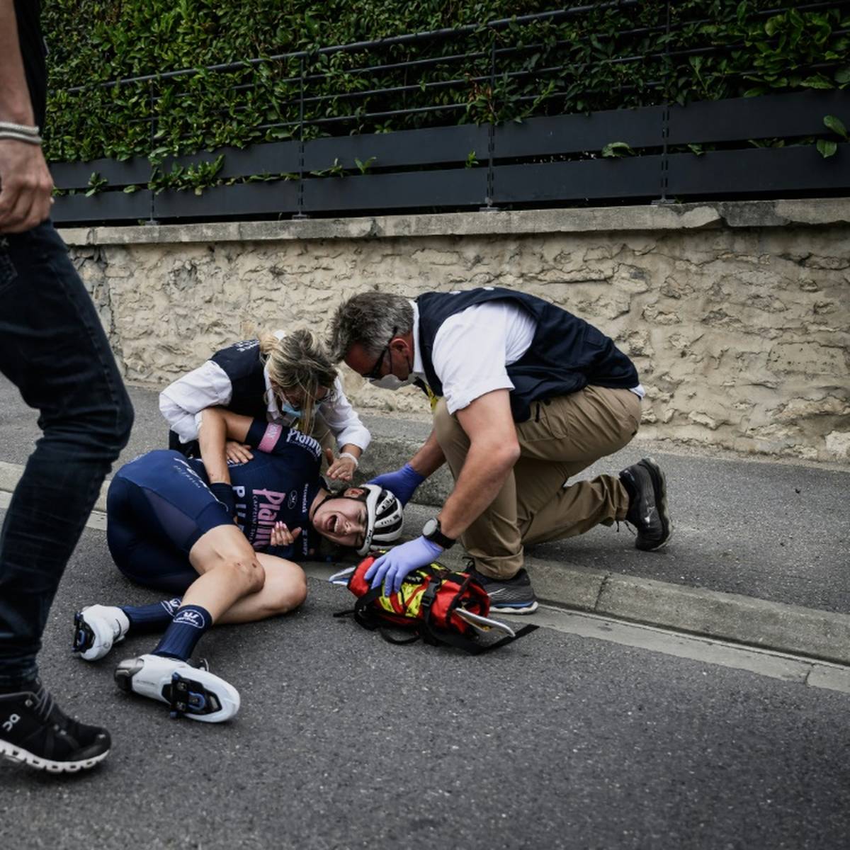 Laura Süßemilch musste die Tour de France schwerverletzt aufgeben. Nun äußert sich die 25-Jährige erstmals zu den harten Tagen nach ihrem Horrorsturz.