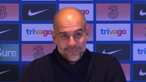 Pep Guardiola ist nach dem 1:0-Sieg beim FC Chelsea gut aufgelegt und scherzt über seinen Wechsel zur Halbzeit. Gegen Everton war er kritisiert worden erst sehr spät reagiert zu haben.