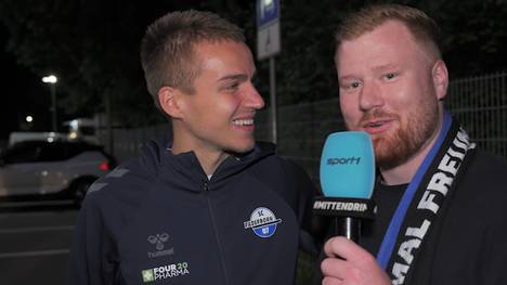 Nach dem gewonnen Relegationsrückspiel gegen Wolfsburg freuen sich die Fans vom SC Paderborn auf die Rückkehr in die Bundesliga. Nach dem Spiel kommt es dabei rund um den Paderborner Filip Bilbija zu einer kuriosen Szene. 