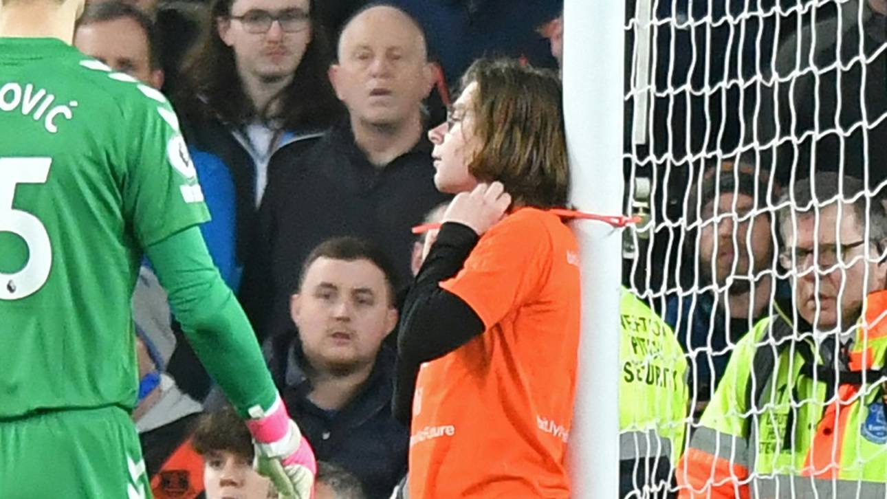 Fan bindet sich bei Everton-Newcastle am Pfosten fest