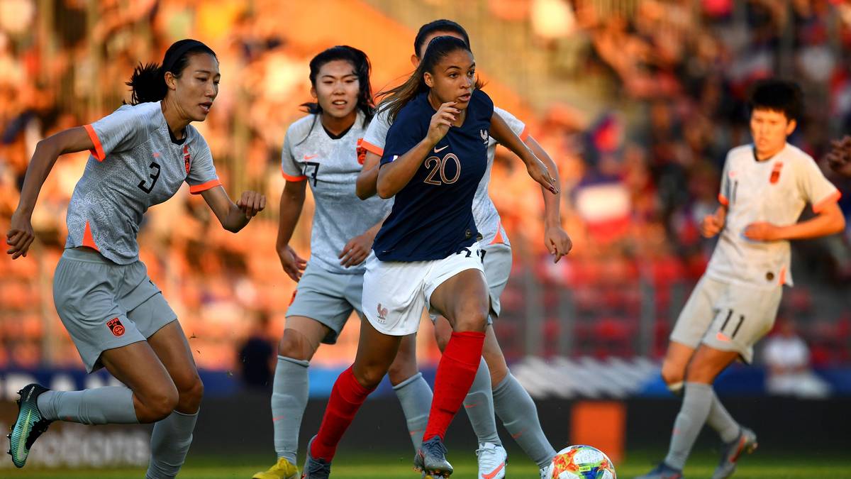 Mit zwölf Jahren kam sie zu Olympique Lyon, durchlief im erfolgreichsten Frauen-Klub der Welt die Nachwuchsteams und alle französischen Jugend-Auswahlen. Ihre Teamkollegin Amel Majri schwärmt: "Delphine erinnert mich an Kylian Mbappé - sie ist die Spielerin der Zukunft"