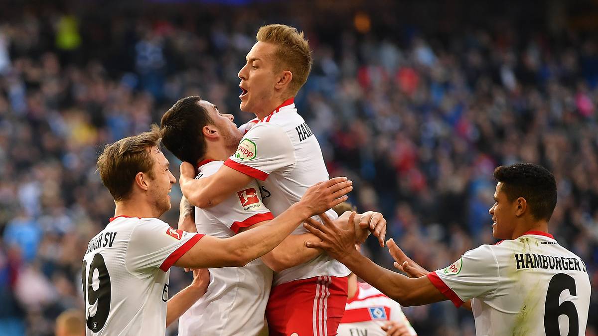 Und schon ist das Ergebnis gedreht! Filip Kostic feiert mit Lewis Holtby (M.) die überraschende 2:1-Führung für den HSV. Holtby zeigt unter Titz ansteigende Form und lässt die Hausherren jubeln