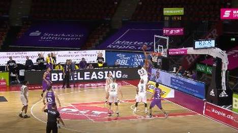 Die BG Göttingen gewinnt das erste Spiel des Finalturniers der easycredit BBL. Gegen ersatzgeschwächte Crailsheimer läuft Bennet Hundt heiß.