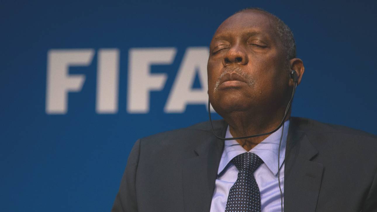 FIFA-Chef Hayatou schläft auf PK ein