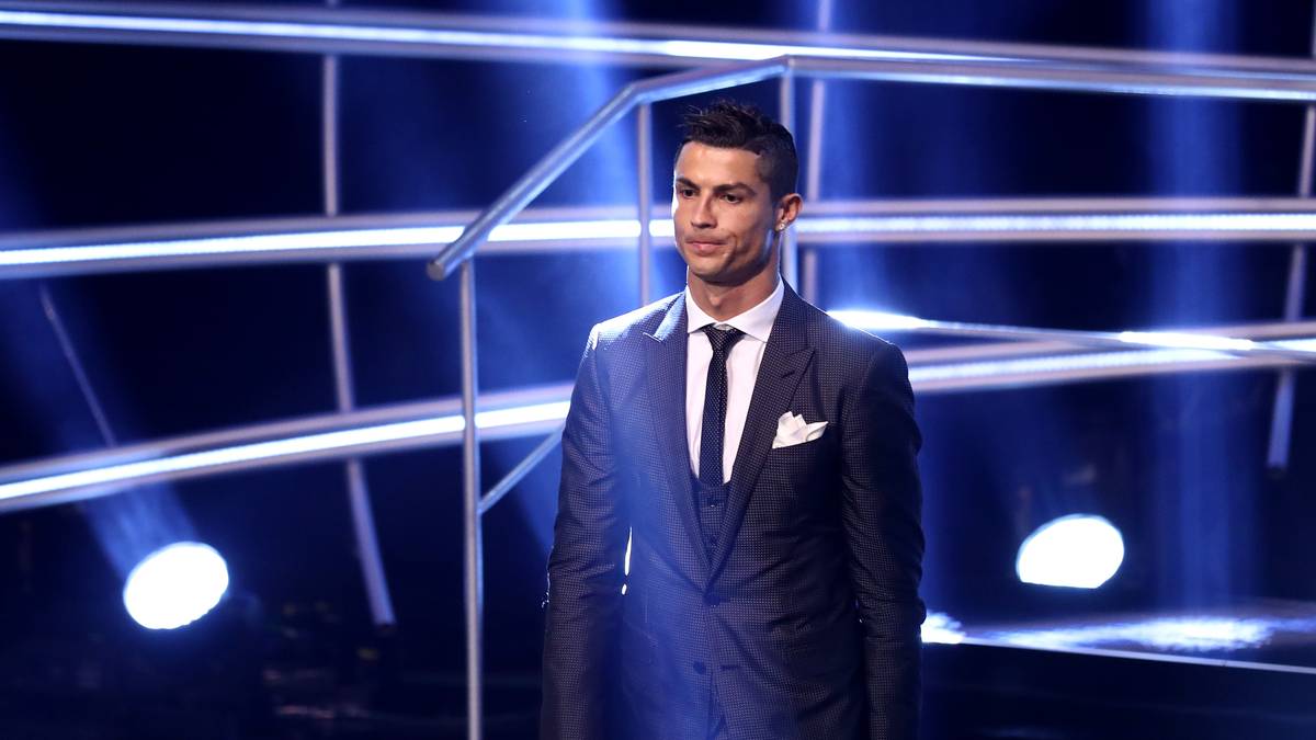 Der finale Teil der Verleihung setzt noch einen drauf - zumindest was Show anbelangt. Denn kaum einer steht mehr für Glanz und Gloria als dieser Mann: Cristiano Ronaldo