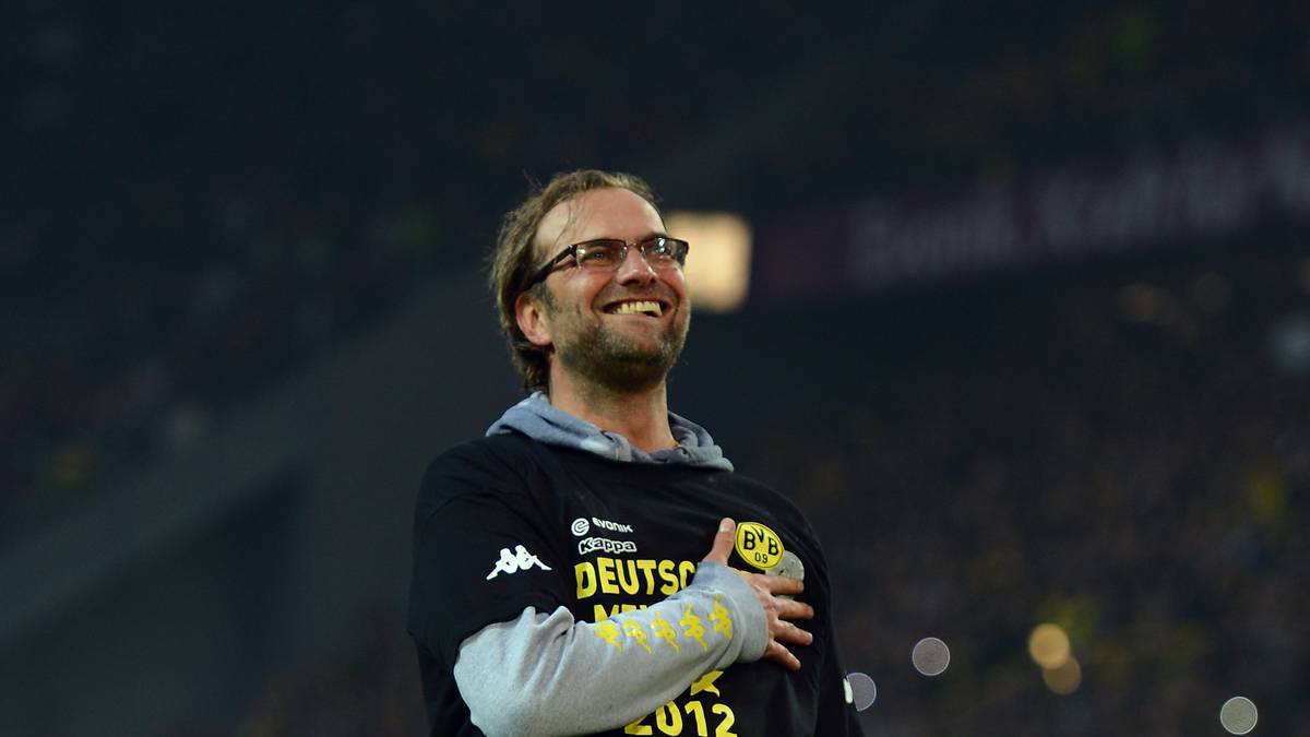 Typische Geste, die der Kult-Trainer schon zu Mainzer Zeiten praktiziert: Klopp schlägt sich mit der Faust auf die Brust und zeigt, wie viel Herz er für seinen Verein hat