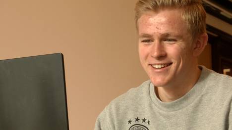 Für die Länderspielpause wurde U21-Kapitän Jonathan Burkardt zwar nicht von Hansi Flick nominiert, dennoch kam es zu einem kuriosen Telefonat mit dem Bundestrainer.