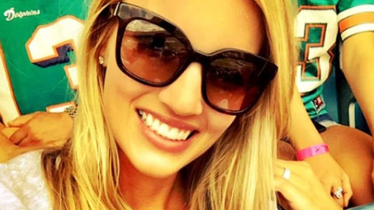 Lauren arbeitet nebenbei als Model, ist aber auch eine passionierte Anglerin und Jägerin. Im Januar 2014 machte sie Schlagzeilen, weil sie ein Gewehr in einem Mietwagen vergaß