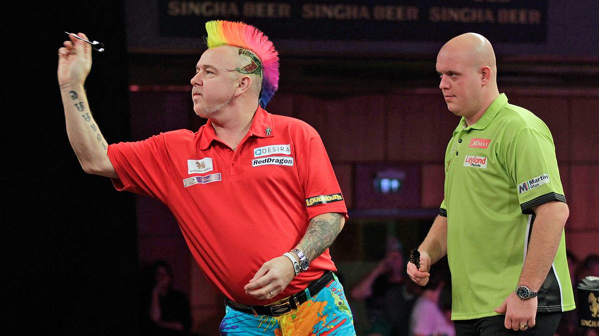 WORLD GRAND PRIX, 6. bis 12. Oktober: Die große Besonderheit des Events ist der Modus. Das Major im Citywest Hotel in Dublin ist das einzige Turnier mit Double-In / Double-Out. Das heißt, man muss auch zu Beginn eines Legs ein Doppel treffen. Zudem wird wie bei der WM im Satz-Modus gespielt. Van Gerwen schlug im Finale 2018 Peter Wright (l.)