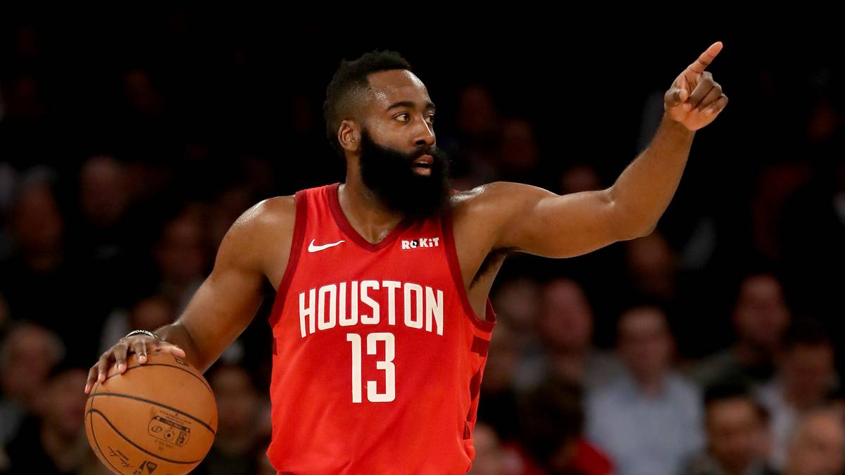 RANG 9- JAMES HARDEN: Im Spiel gegen die Atlanta Hawks stellte "The Beard" im März 2019 einen neuen Rekord für Dreier-Versuche in einer Saison (890) auf. Durch seine 2025 Treffer ist er an Nowitzki und Co. schon vorbei