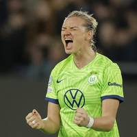 Die Fußballerinnen des VfL Wolfsburg ließen sich nach dem Einzug ins Halbfinale der Champions League feiern, auch Tommy Stroot war voll des Lobes.