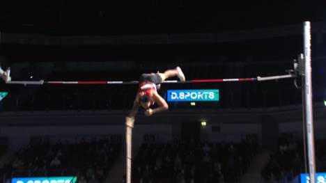 Vor den Augen von Freunden und Familie knackt Stabhochspringer Bo Kanda Lita Baehre die WM-Norm. Die geforderten 5,81 m schafft er im zweiten Versuch.