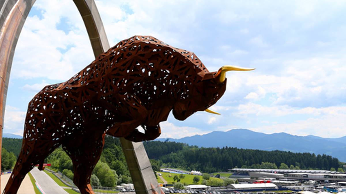 22. Juni: Elf Jahre nach dem letzten Rennen in der Steiermark kehrt die Formel 1 nach Spielberg zurück.  225.000 Zuschauer pilgern über das Wochenende an die Strecke und sehen ein Heim-Debakel für Red Bull. Sebastian Vettel muss sein Auto beim nächsten Sieg von Rosberg schon zur Halbzeit abstellen, Daniel Ricciardo wird enttäuschender Achter