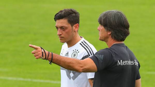 Bundestrainer Joachim Löw soll zeitnah mit Mesut Özil sprechen