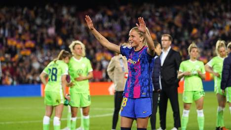 Ana-Maria Crnogorcevic feiert den Barca-Sieg vor den Wolfsburg-Spielerinnen