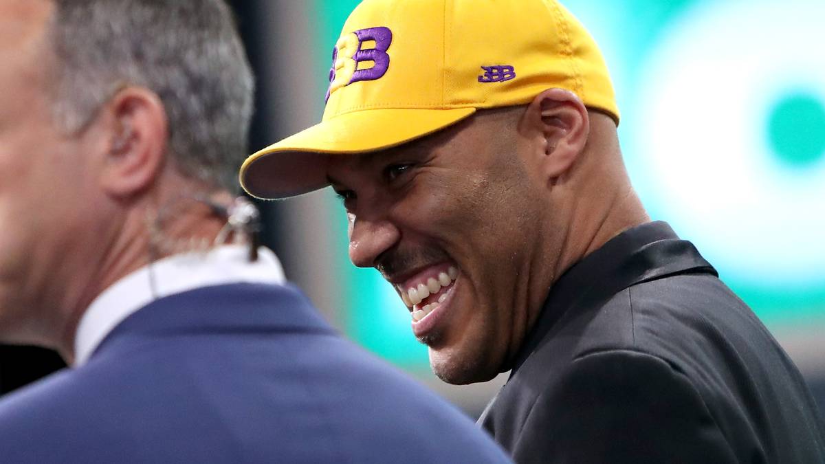 Und der stolze Papa? Setzte natürlich nochmal einen drauf: "Lonzo wird die Lakers gleich in seinem ersten Jahr in die Playoffs führen", polterte der ehemalige College-Spieler, der dort im Durchschnitt nur magere 2,2 Punkte auflegte - und brachte damit nicht nur die Lakers-Führungsetage in Erklärungsnot, sondern auch gleich die Konkurrenz gegen sich und seinen Sohn auf