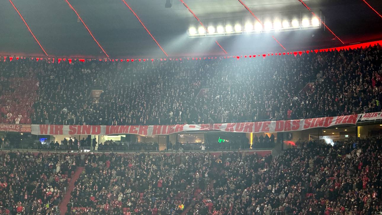 Die organisierten Fans machen aus dem Oberrang Stimmung