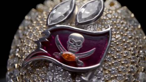 Die Tampa Bay Buccaneers wurden mit den Championship-Ringen ausgezeichnet. Die Ringe sind echte Hingucker und in Anlehnung an den 31:9-Sieg im Super Bowl 55 u. a. mit 319 Diamanten besetzt.