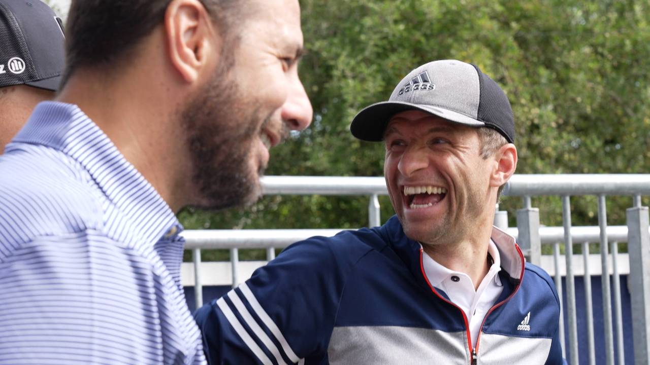 Thomas Müller foppt Claudio Pizarro beim Golf vor den BMW International Open