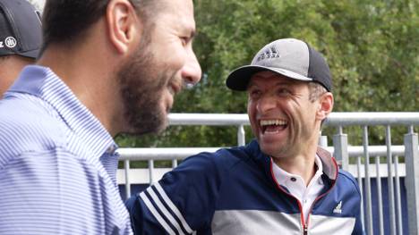 Vor dem Start der BMW International Open schwingt Thomas Müller den Golfschläger. An seiner Seite: Superstar Sergio Garcia. Ex-Teamkollege Claudio Pizarro und Billy Horschel haben das Nachsehen.