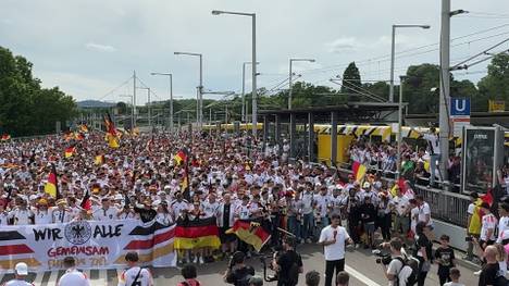 Vor dem Viertelfinale gegen Spanien ziehen tausende DFB-Fans durch Stuttgart und heizen die Stadt so richtig ein. 