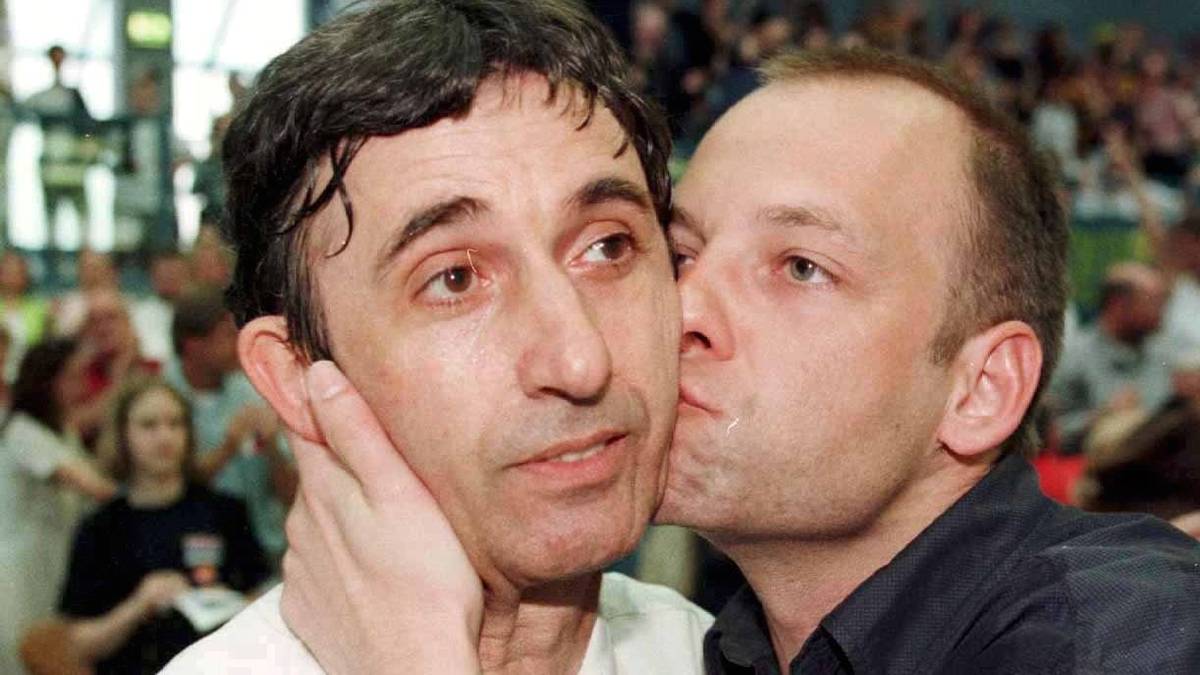 Zwischen 1997 und 2000 avanciert er mit ALBA zum deutschen Serienmeister. Vier Meisterschaften, ein magisches Kunststück. Ferner holt Pesic 1997 und 1999 den Pokal. Dafür gibt es Küsschen von Manager Marco Baldi 