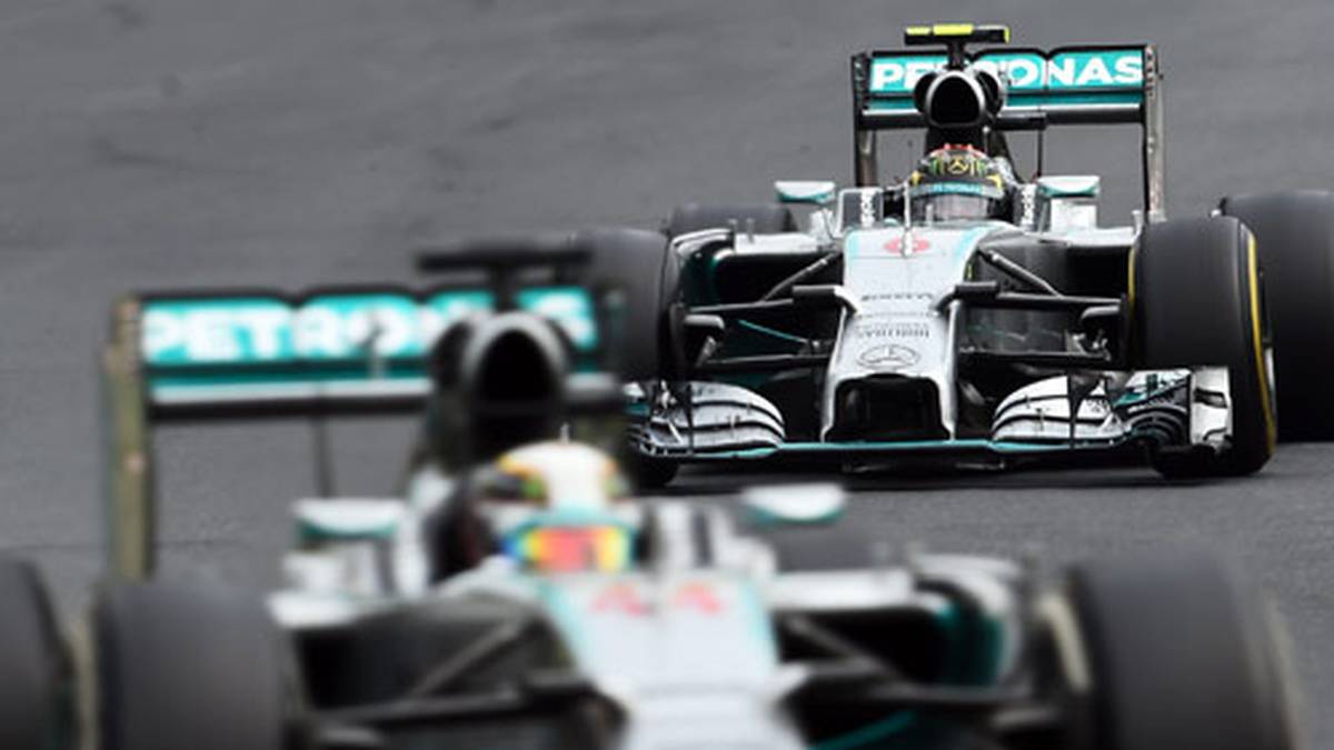 In Budapest wird's wieder richtig heiß! Hamilton muss wegen eines Brands im Qualifying aus der Boxengasse starten. 15 Runden vor Ende gibt es gehörig Aufregung bei den Silberpfeilen. Hamilton will Rosberg nach Anweisung der Teamleitung nicht vorbeiziehen lassen, obwohl beide auf unterschiedlichen Strategien unterwegs sind. "Ich fahre für Nico nicht langsamer", funkt Hamilton an die Box. Anschließend gibt es einen spektakulären Kampf um die vorderen Plätze - Hamilton liegt schließlich als Dritter vor dem Deutschen