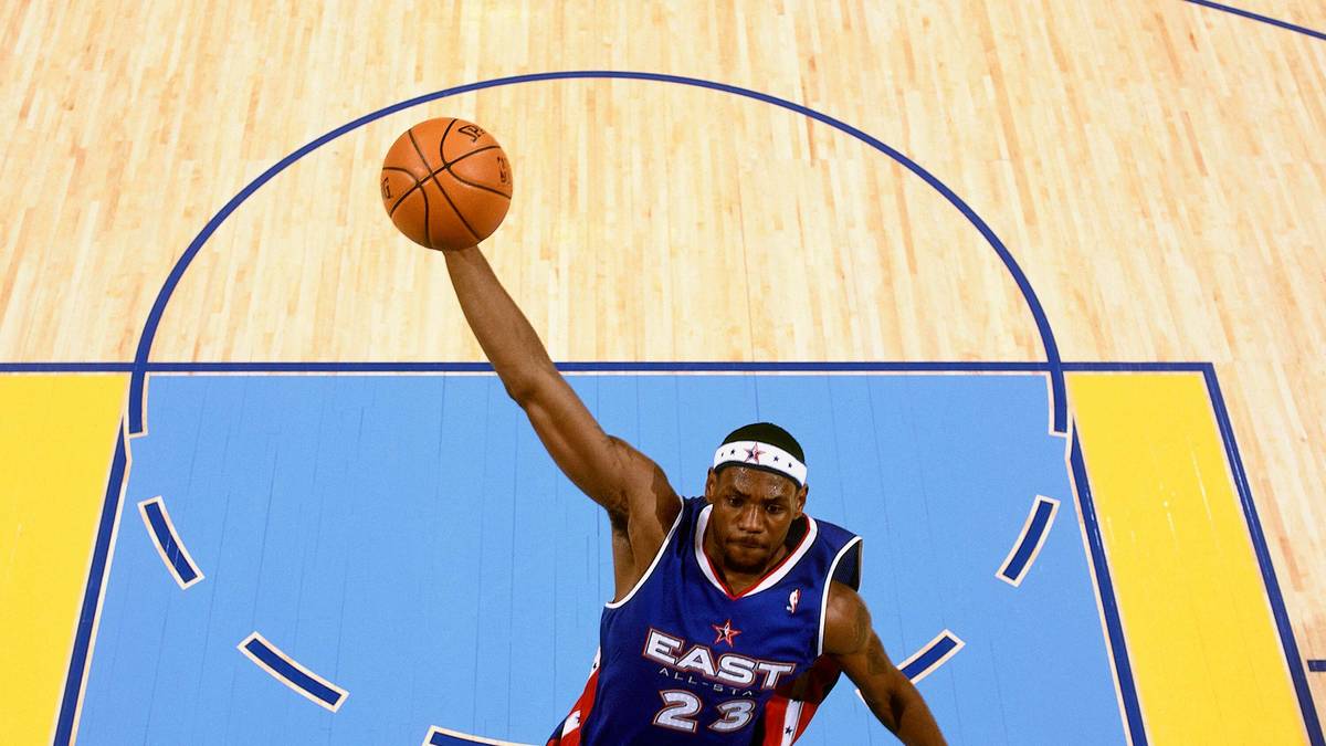 Der Würzburger ist außerdem Zeuge eines Generationswechsels in der Liga mit. Allen Iverson hat seinen Zenit bereits überschritten. Dafür ist der zukünftige Superstar Lebron James das erste Mal am Start