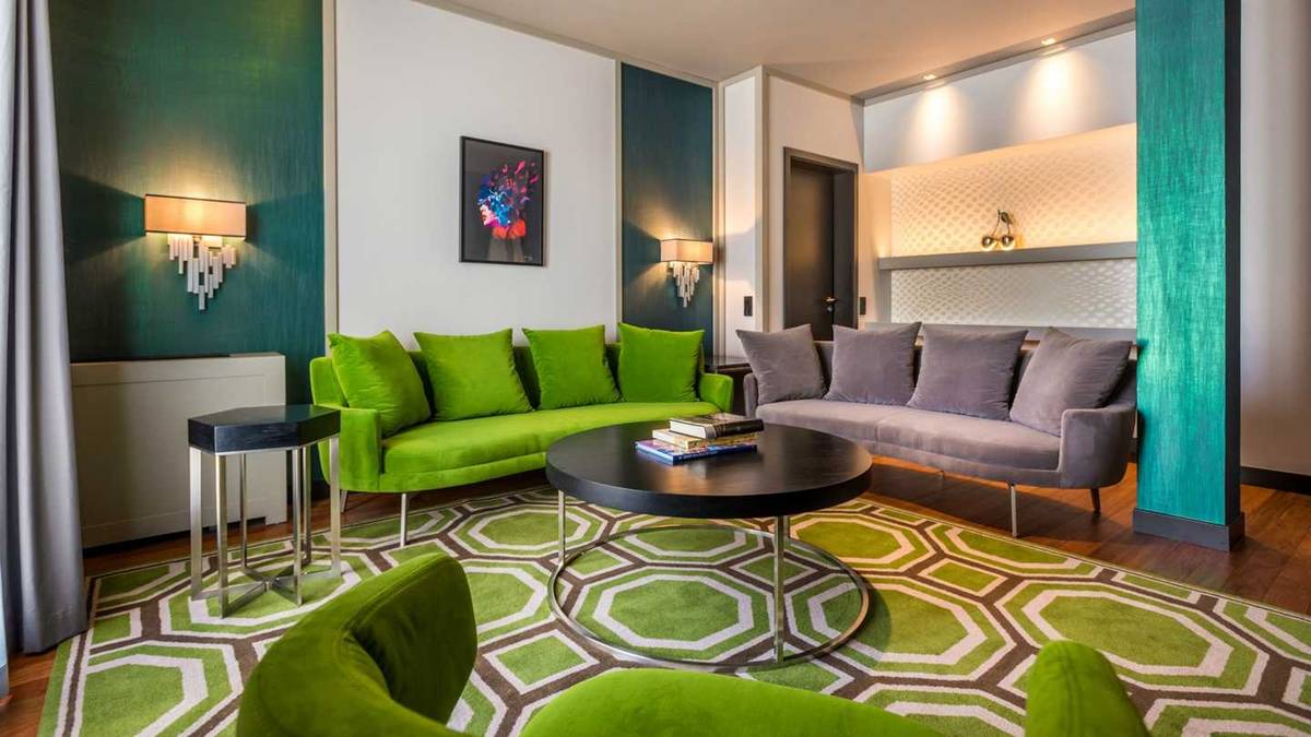 Im Wohnzimmer gibt es eine weitläufige Sofalandschaft mit Blick auf einen riesigen Fernseher. Eine Playstation 4 ist natürlich auch am Start