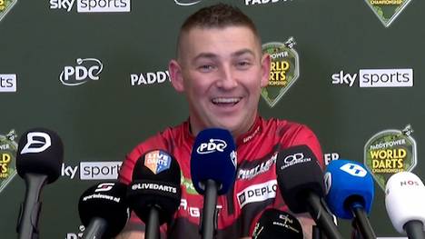 Nathan Aspinall erzählt auf der Pressekonferenz nach seinem Zweitrundensieg gegen Leonard Gates eine witzige Anekdote aus dem Practice Room. 