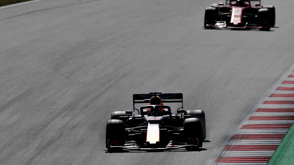 Kein Grand Prix ohne Aufreger und Diskussionen über Entscheidungen der Rennkommissare. Sie haben nach dem Rennen lange überlegt, ob sie Max Verstappen für sein Wegdrücken von Leclerc beim Überholen bestrafen sollen. Sie haben sich dazu entschlossen, ihn straffrei davonkommen zu lassen