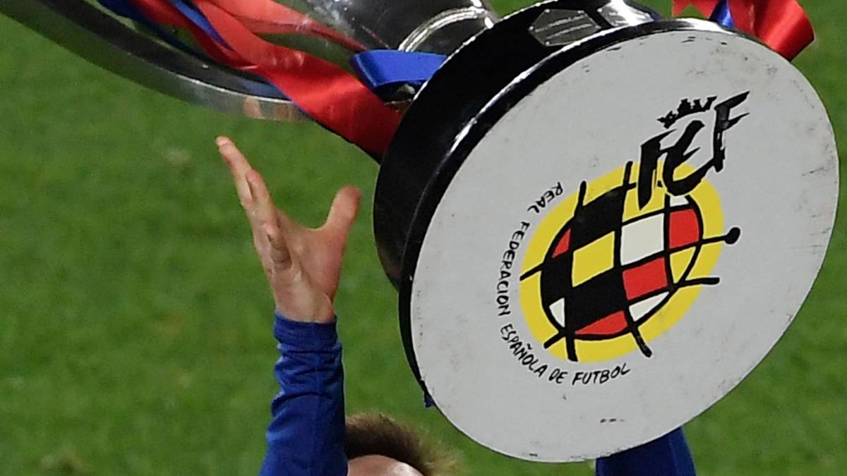 PLATZ 3: Lionel Messi - 35 Titel: Der Nächste aus Barcas goldener Generation - der Beste. Lionel Messi durfte nach dem 1:0 gegen Levante am Samstag zum 31. Mal mit den Katalanen jubeln. Mit der Nationalmannschaft bleibt ihm der ganz große Titel bisher verwehrt. Mit der U20 wurde Messi aber Weltmeister, 2008 feierte er mit Argentinien den Olympiasieg