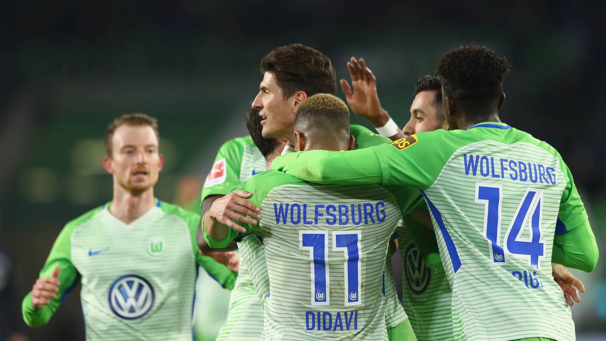 Kurz vor der Halbzeit dürfen die Niedersachsen dann aber endlich jubeln. Und das sogar doppelt. Erst trifft Malli per Kopf, dann erzielt auch Gomez sein erstes gültiges Tor in dieser irren Partie