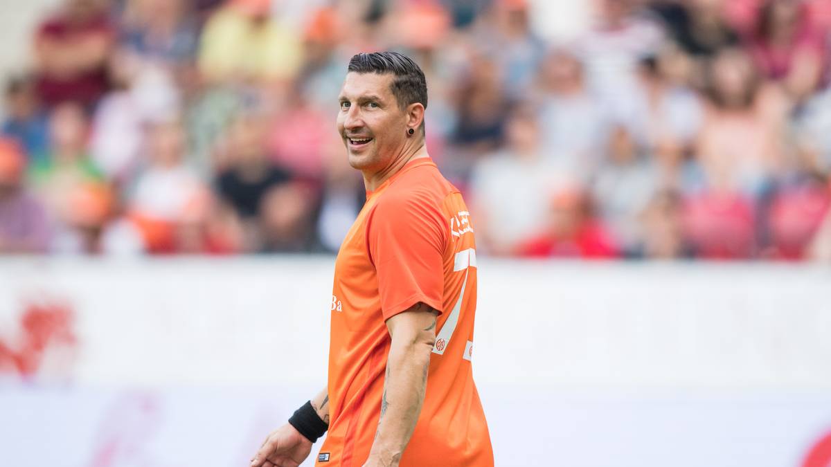 STEFAN KRETZSCHMAR: Der Ex-Handball-Star kann auch mit dem etwas größeren Ball etwas anfangen und ist ein gern gesehener Gast beim Benefizspiel