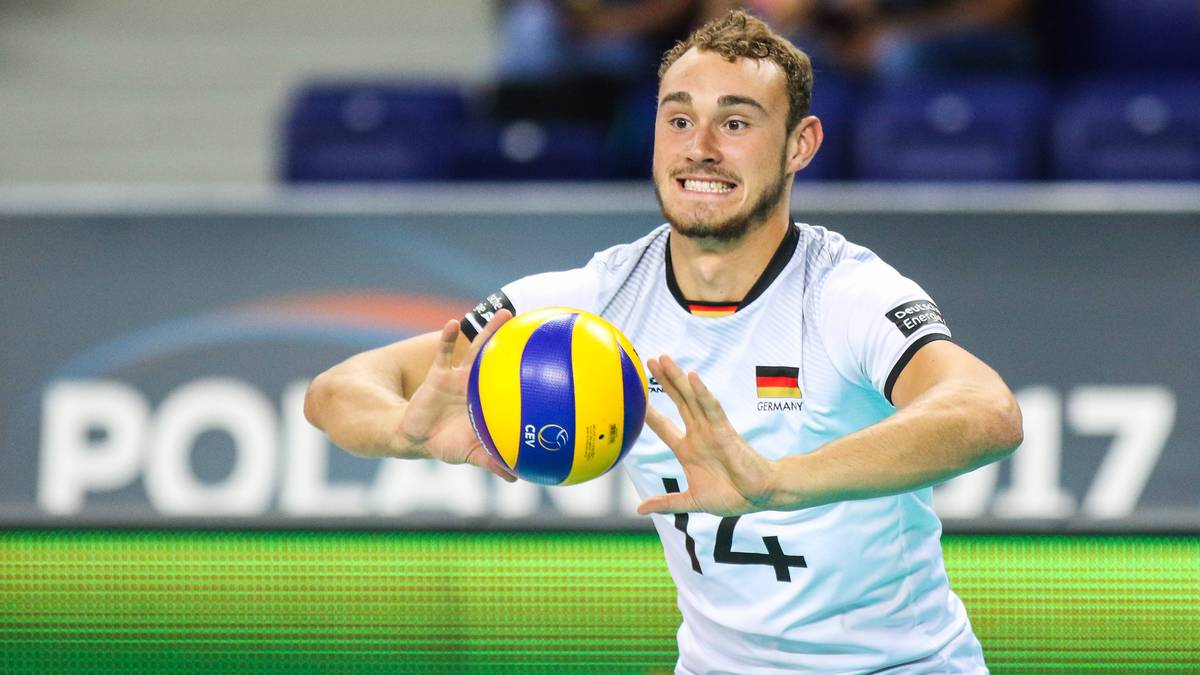 MORITZ KARLITZEK (Außen/Universal), United Volleys Rhein Main (GER): Der 21-Jährige ist ein hochveranlagter Außenangreifer und ein Spieler für die Zukunft. Bei dieser EM kam er bislang nur zu sporadischen Einsätzen