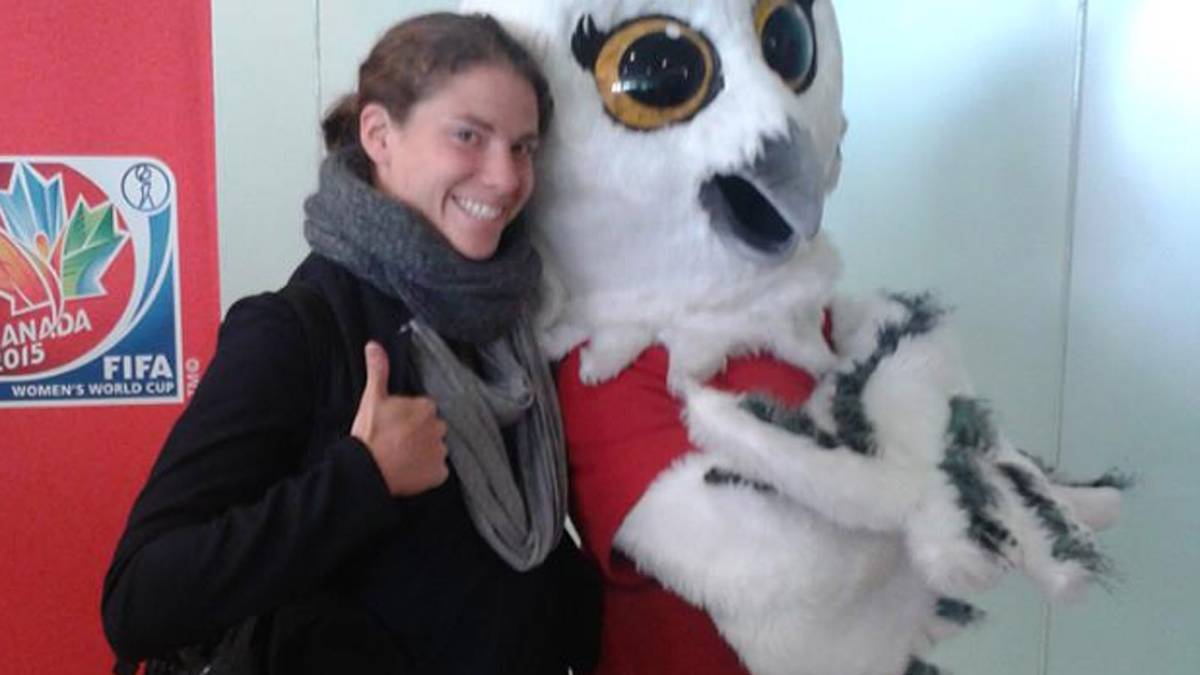 Die äußerst erfahrene Innenverteidigerin posiert mit dem Maskottchen der WM in Übersee