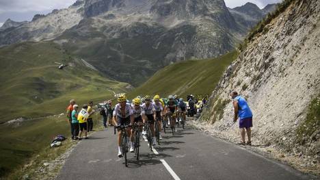 TOPSHOT - (From L) Belarus' Vasil Kiryienka, Poland's Michal Kwiatkowski, Spain's Mikel Landa, Spain's Mikel Nieve, Great Britain's Christopher Froome (hidden) wearing the overall leader's yellow jersey and Italy's Fabio Aru ride during the 183 km seventeenth stage of the 104th edition of the Tour de France cycling race on July 19, 2017 between Le La Mure and Serre-Chevalier, French Alps.  / AFP PHOTO / Lionel BONAVENTURE        (Photo credit should read LIONEL BONAVENTURE/AFP via Getty Images)
