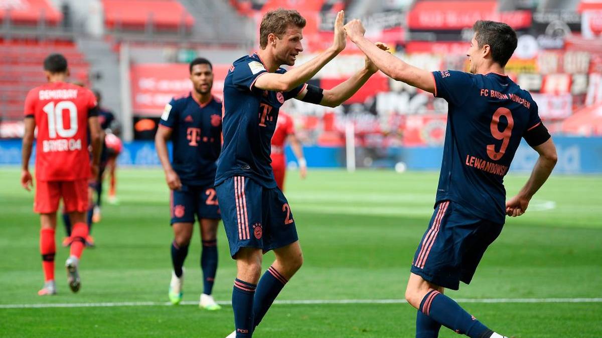 Thomas Müller feiert den Treffer von Robert Lewandowski, den er vorbereitet hat