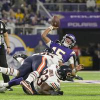 Vikings-Quarterback Joshua Dobbs erwischt gegen die Chicago Bears um den deutschen Football-Profi Equanimeous St. Brown einen rabenschwarzen Tag. Die Bears feiern einen Zittersieg.