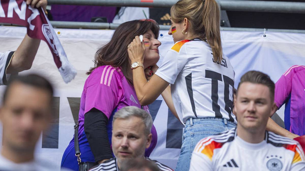 Fleißig malt sie Deutschland-Flaggen und verrät auf ihrem Trikot womöglich ein Geheimnis