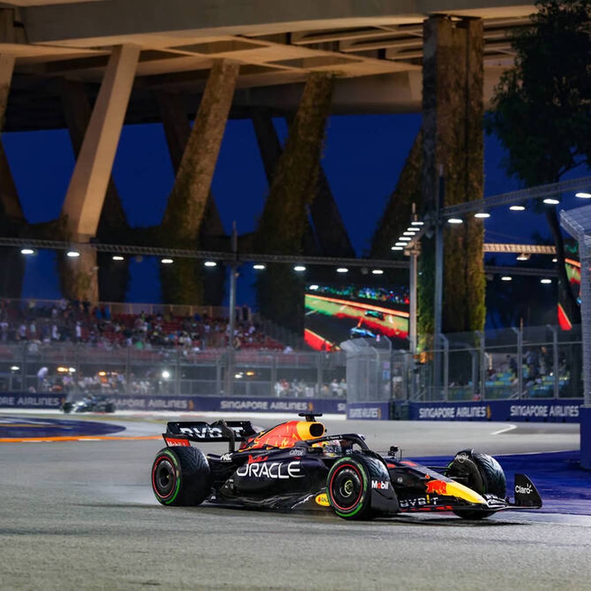 Ferrari-Pilot Charles Leclerc startet von der Pole Position in den Großen Preis von Singapur. Weltmeister Max Verstappen muss sein Qualifying dagegen unglücklich abbrechen.